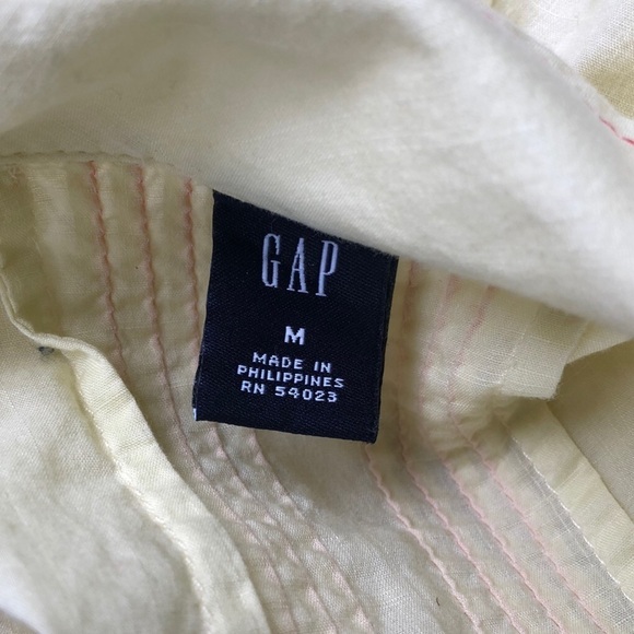 Gap Light Yellow Cotton Short Sleeve Snap Button Blouse with Pink Pintuck Design - Picture 4 of 5